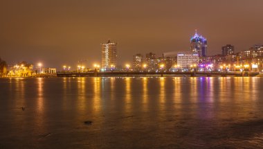 Donetsk şehir üzerinde bir kış nehir sahil.