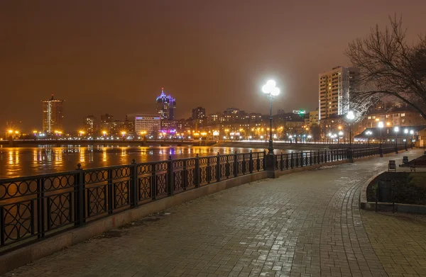 Passeggiata fluviale nella città di Donetsk in un inverno . — Foto Stock