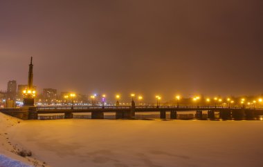 Donetsk şehir üzerinde bir kış nehir sahil.