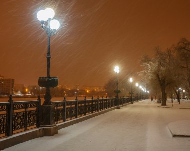 Donetsk şehir üzerinde bir kış nehir sahil.