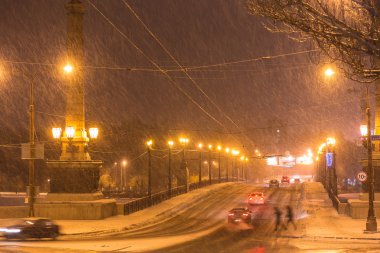 Donetsk şehir üzerinde bir kış nehir sahil.