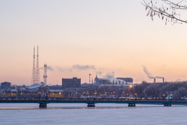 Karlı kış gece köprü şehir manzarası