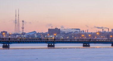 Karlı kış gece köprü şehir manzarası