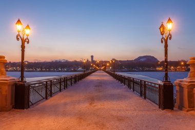 Karlı kış gece köprü şehir manzarası