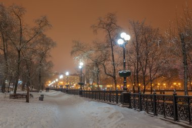 Akşamları karla kaplı kış parkı