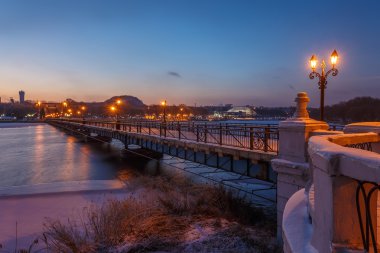 Karlı kış gece köprü şehir manzarası