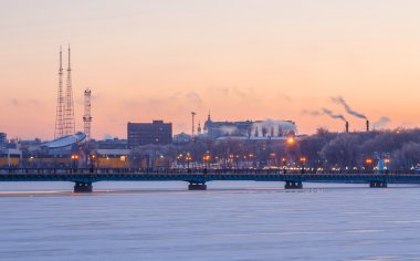 Karlı kış gece köprü şehir manzarası
