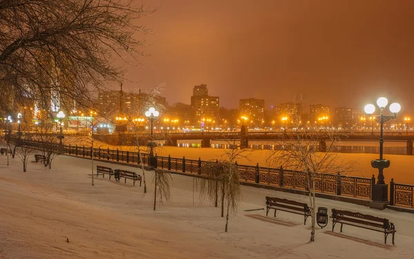 Paseo fluvial en la ciudad de Donetsk en invierno . — Foto de Stock