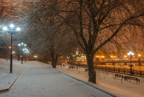 Rivier promenade in Donetsk stad op een winter. — Stockfoto