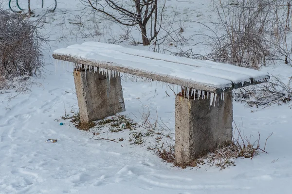 Benches in the winter city park — Stock Photo, Image