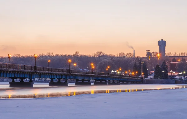 雪の降る冬の夜に橋の風景 — ストック写真