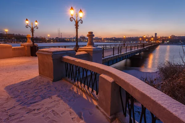 Krajina města most v zasněžené zimní noci — Stock fotografie