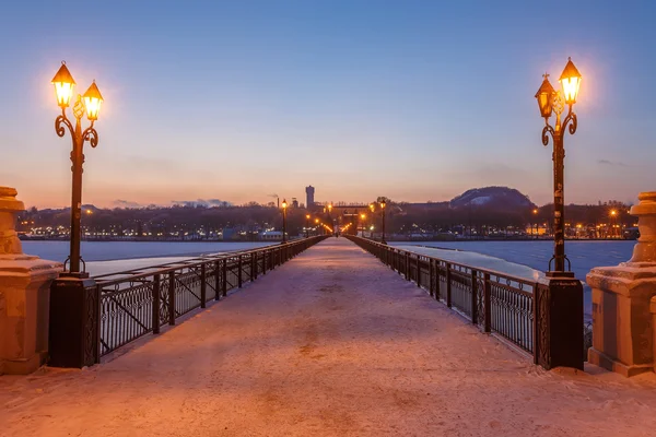 Karlı kış gece köprü şehir manzarası
