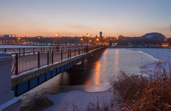 Krajina města most v zasněžené zimní noci — Stock fotografie