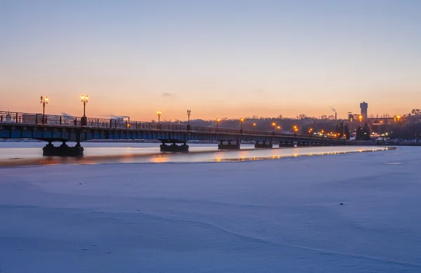 雪の降る冬の夜に橋の風景 — ストック写真