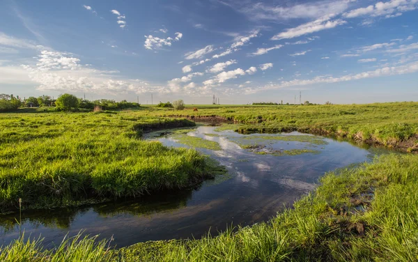 Hierba verde, río y nubes — Foto de Stock