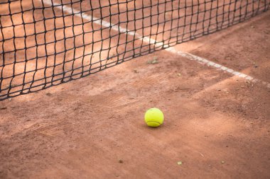 Tenis raket ve topları kil mahkeme