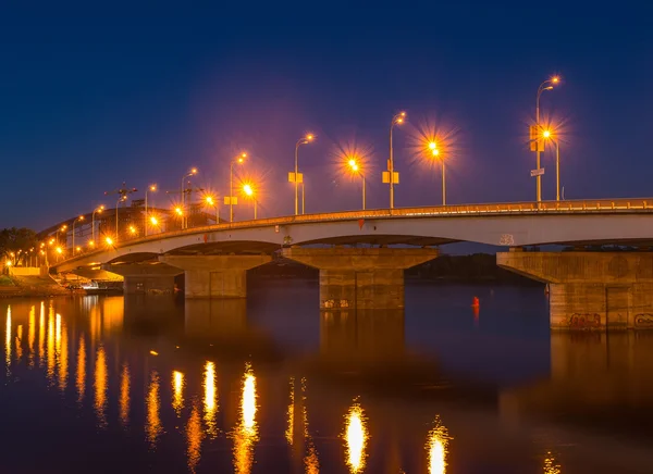 Havanna-Brücke in Kiew bei Nacht. — Stockfoto