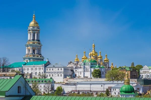 Церковь знаменитого Киево-Печерского монастыря — стоковое фото