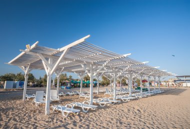 Şezlonglar ve saman 