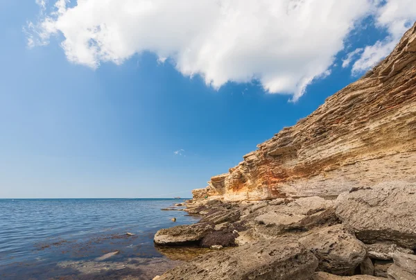 Bella laguna mare limpida località balneare blu a Tarhankut — Foto Stock