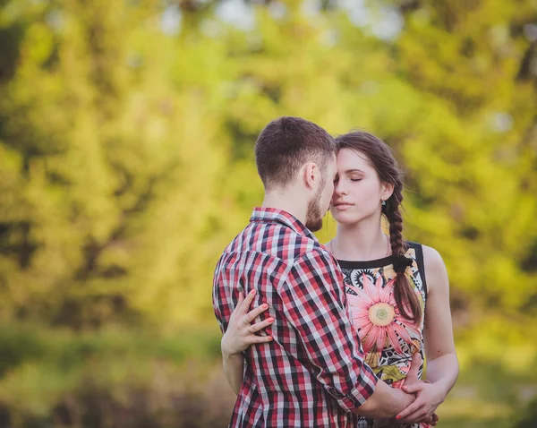 Jeune couple amoureux — Photo