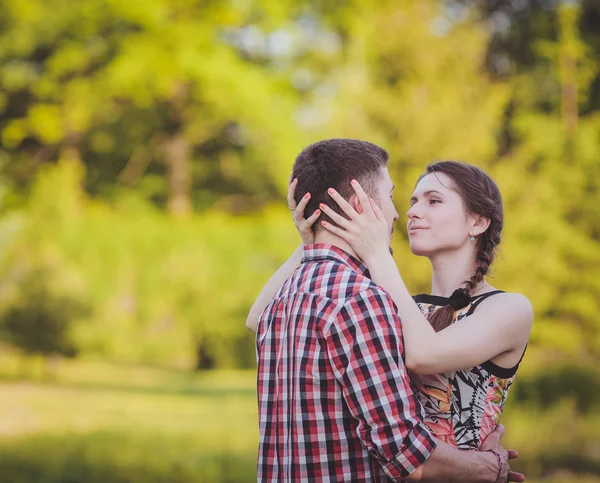 Jeune couple amoureux — Photo