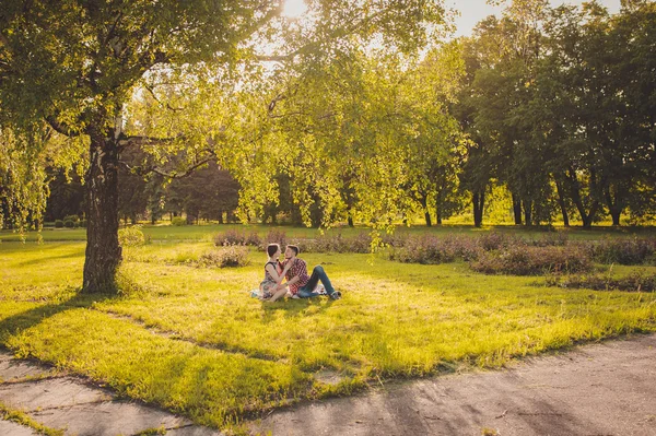 Jovem casal apaixonado — Fotografia de Stock