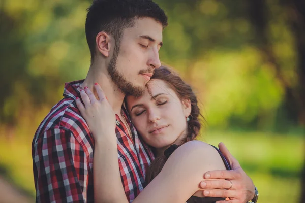 Jovem casal apaixonado — Fotografia de Stock