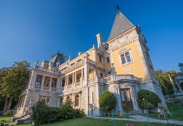 Vista do palácio de Massandra do jardim — Fotografia de Stock