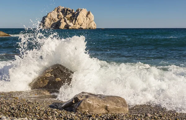 Deniz dalgaları ve köpük manzara kayalar — Stok fotoğraf