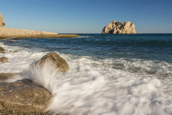 Zee met de golven en schuim stenen landschap — Stockfoto