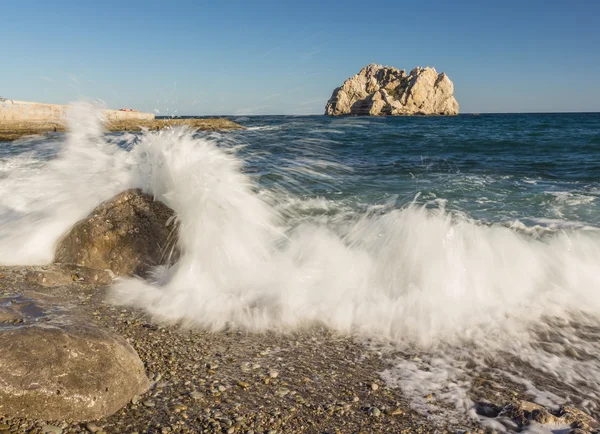 Mar con olas y rocas de espuma paisaje —  Fotos de Stock