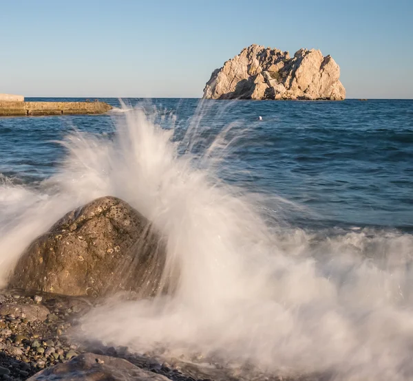 Mar con olas y rocas de espuma paisaje —  Fotos de Stock
