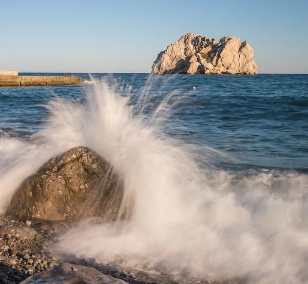 Zee met de golven en schuim stenen landschap — Stockfoto