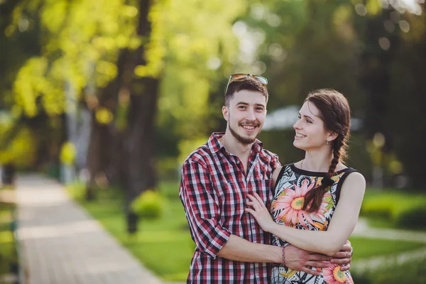 Jeune couple amoureux — Photo