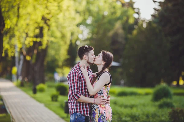 Junges verliebtes Paar — Stockfoto