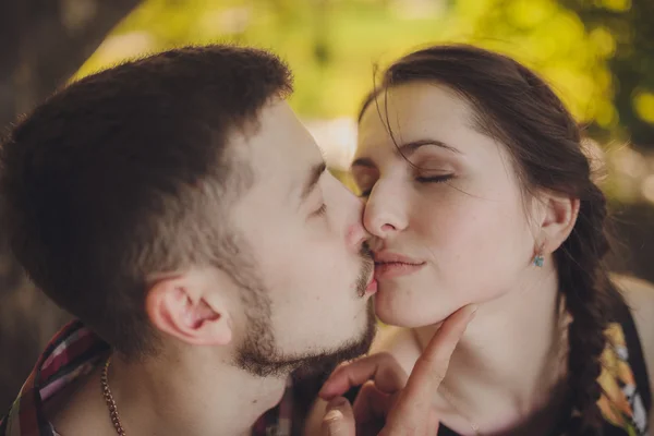 Jovem casal apaixonado — Fotografia de Stock