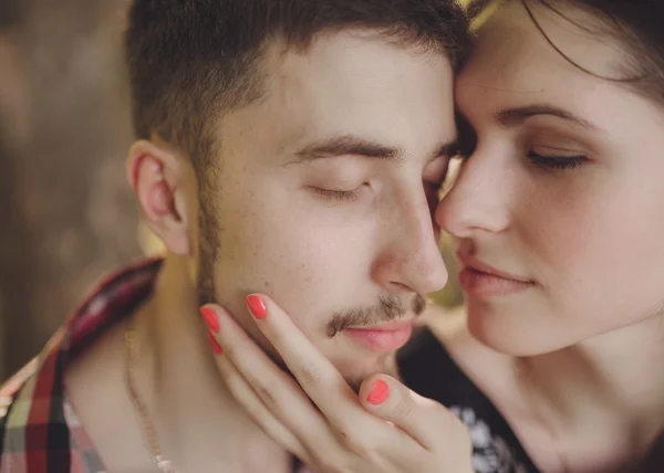 Jovem casal apaixonado — Fotografia de Stock