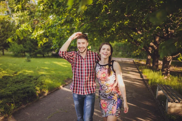 Pareja joven enamorada — Foto de Stock