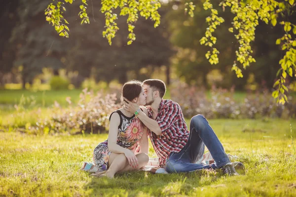 Pareja joven enamorada — Foto de Stock