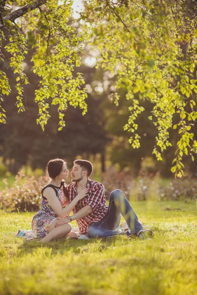 Pareja joven enamorada — Foto de Stock