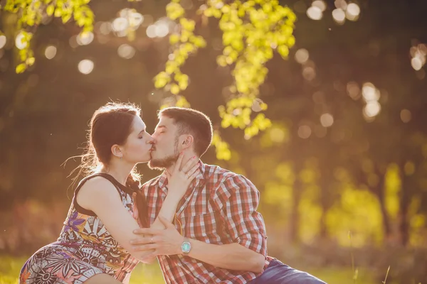 Pareja joven enamorada — Foto de Stock