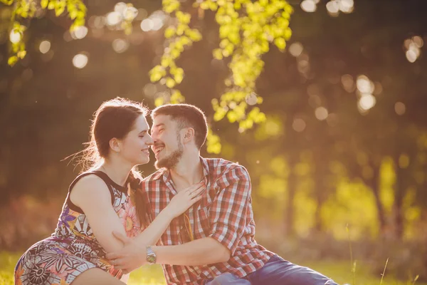 Jovem casal apaixonado — Fotografia de Stock