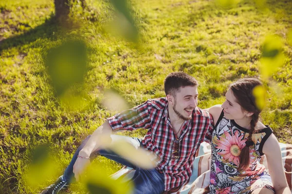 Jovem casal apaixonado — Fotografia de Stock