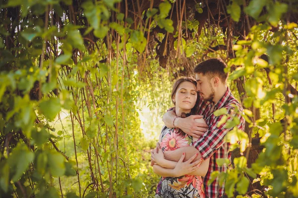 Jovem casal apaixonado — Fotografia de Stock