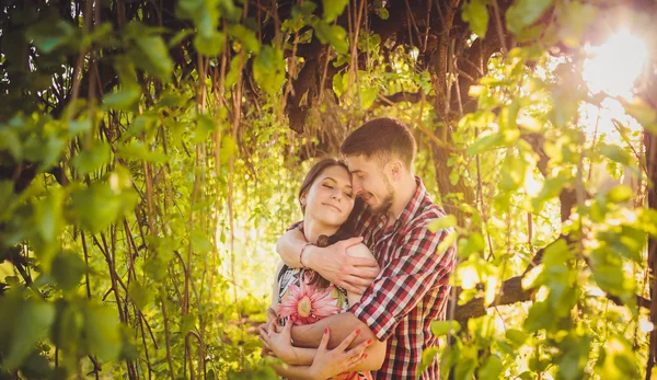 Jovem casal apaixonado — Fotografia de Stock