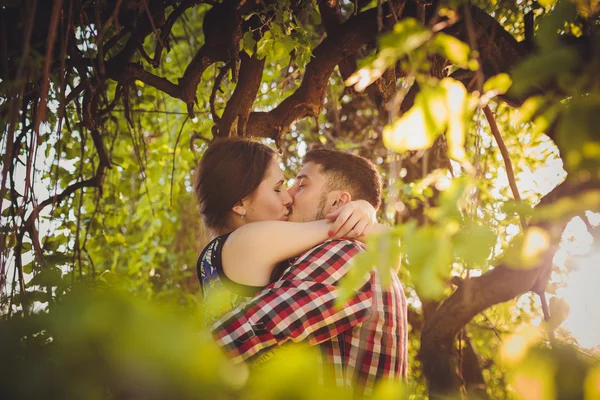 Pareja joven enamorada — Foto de Stock