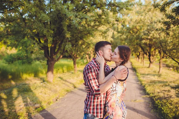 Jovem casal apaixonado — Fotografia de Stock