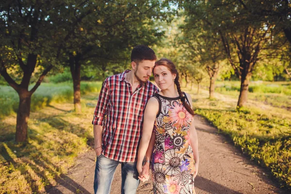 Pár chodící držel ruku — Stock fotografie